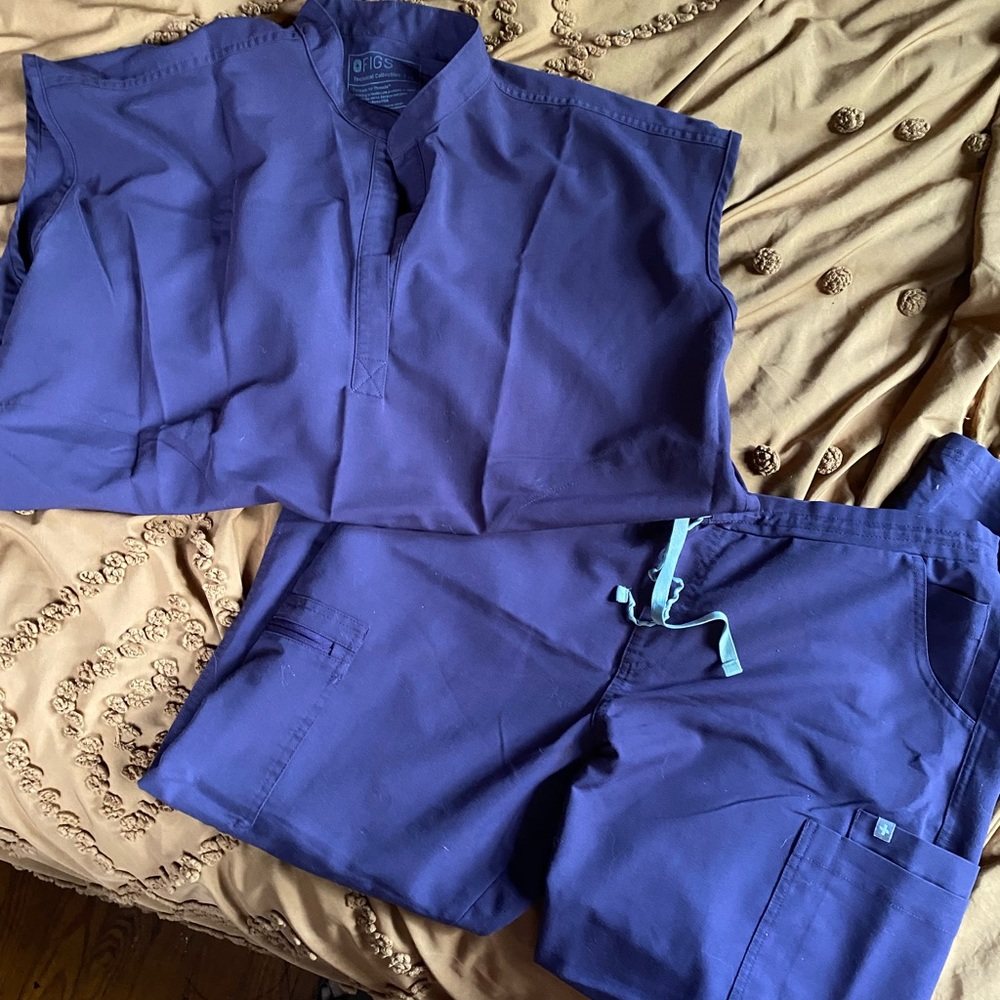 Dark plum Figs scrub set, size L.